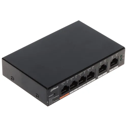 Czarny switch PoE Dahua z czterema portami Ethernet i dwoma wskaźnikami LED na górnej powierzchni. Na przednim panelu widoczne są oznaczenia portów oraz przycisk reset.