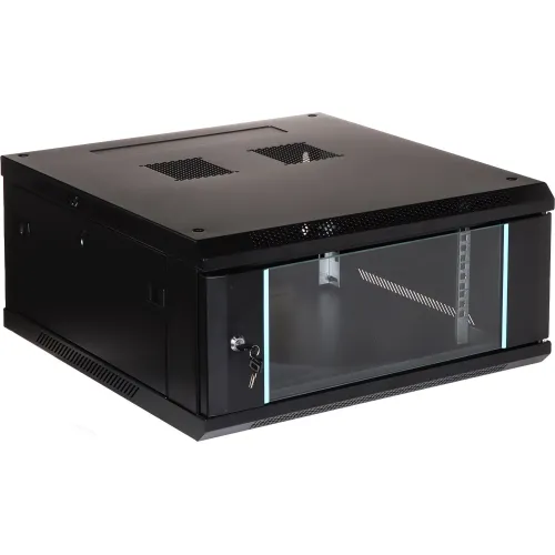 Czarna, wisząca szafa rack z przeszklonymi drzwiami i zamkiem na klucz. Posiada otwory wentylacyjne na górze oraz boczne panele z otworami na kable.