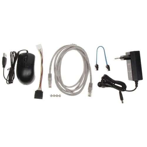 Na zdjęciu znajduje się zestaw akcesoriów komputerowych, w tym myszka, różne kable, zasilacz oraz śrubki. Elementy są rozłożone na białym tle, co ułatwia ich identyfikację.