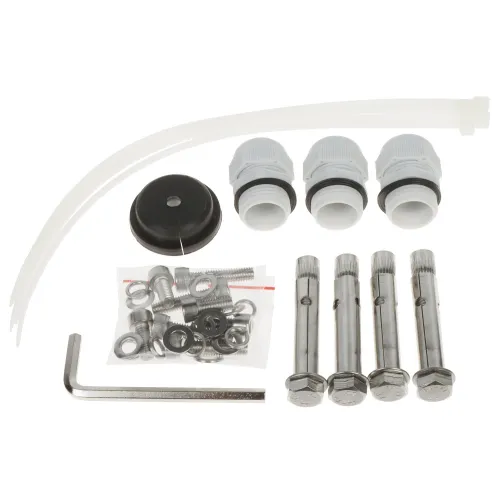 Na zdjęciu znajduje się zestaw montażowy składający się z trzech białych dławików kablowych, czterech metalowych śrub z nakrętkami, plastikowej uszczelki, opasek zaciskowych oraz klucza imbusowego. Wszystkie elementy są ułożone na białym tle.