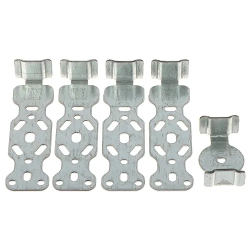 Zdjęcie przedstawia pięć metalowych uchwytów montażowych o perforowanej strukturze, z czterema identycznymi uchwytami po lewej stronie i jednym różniącym się kształtem po prawej. Uchwyty mają srebrzysty kolor i są ułożone na białym tle.