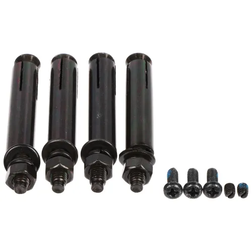 Na zdjęciu znajdują się cztery czarne tuleje rozporowe z nakrętkami oraz pięć śrub o różnych rozmiarach. Elementy te są ułożone na białym tle, co podkreśla ich metaliczną strukturę.