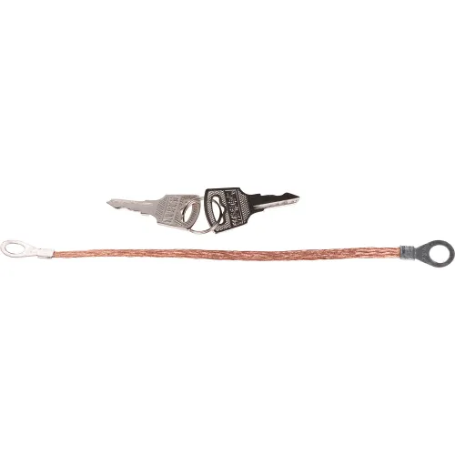 Na zdjęciu znajdują się dwa metalowe klucze z ozdobnymi uchwytami, umieszczone na metalowym kółku. Poniżej kluczy widoczny jest miedziany przewód zakończony metalowymi oczkami po obu stronach.