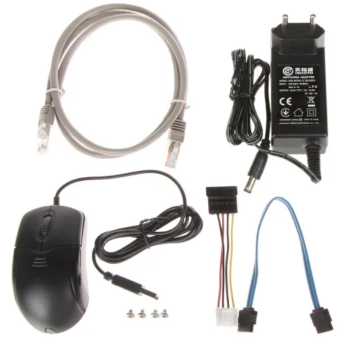 Na zdjęciu znajduje się zestaw akcesoriów elektronicznych, w tym mysz komputerowa, zasilacz, kabel sieciowy, przewody z wtyczkami oraz śrubki. Elementy są rozmieszczone na białym tle, co ułatwia ich wyraźne zobaczenie.