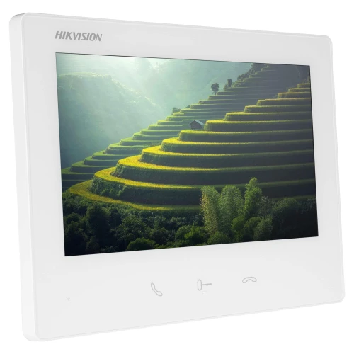 Na zdjęciu widoczny jest biały wideodomofon Hikvision z kolorowym wyświetlaczem, na którym przedstawiono krajobraz z tarasowymi polami ryżowymi. Urządzenie ma minimalistyczny design z trzema ikonami na dolnym panelu.