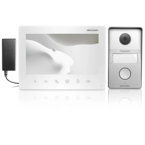 Na zdjęciu znajduje się zestaw wideodomofonowy Hikvision, składający się z białego monitora z ekranem dotykowym oraz kamery zewnętrznej z przyciskiem dzwonka. Obok monitora widoczny jest zasilacz podłączony do urządzenia.