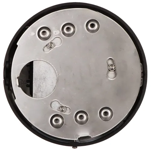 Zdjęcie przedstawia widok od spodu okrągłej metalowej podstawy z kilkoma otworami i śrubami. Element ma ciemną obwódkę i jest prawdopodobnie częścią urządzenia elektronicznego lub mechanicznego.