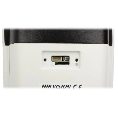Zdjęcie przedstawia zbliżenie na dolną część urządzenia elektronicznego z widocznymi portami i złączami. Na obudowie znajduje się logo "Hikvision" oraz oznaczenie CE.