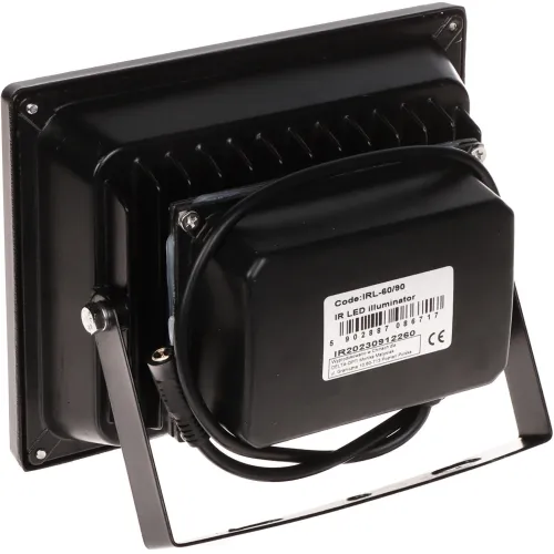 Na zdjęciu znajduje się czarny reflektor LED widziany od strony mocowania, z widoczną etykietą zawierającą kod produktu i specyfikacje. Reflektor ma solidną obudowę z metalowym uchwytem montażowym.