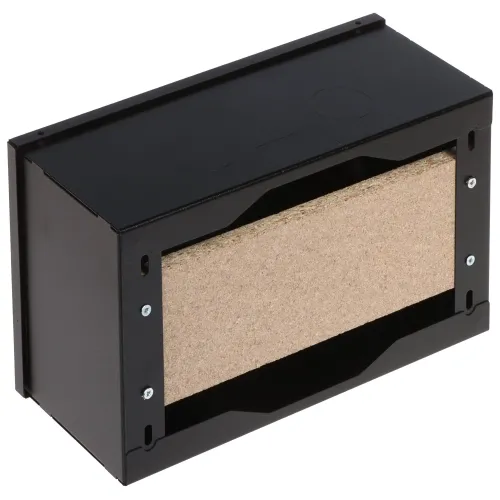 Czarna, prostokątna obudowa z otwartą przednią częścią, w której widoczny jest element z jasnego drewna lub materiału drewnopodobnego. Obudowa posiada otwory montażowe po bokach oraz na górnej powierzchni.