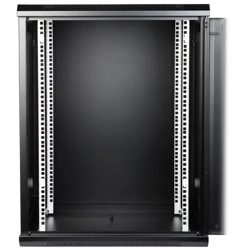 Czarna szafa rackowa z otwartymi drzwiami, ukazująca wnętrze z pionowymi szynami montażowymi. Szafa jest pusta, gotowa do instalacji sprzętu sieciowego.