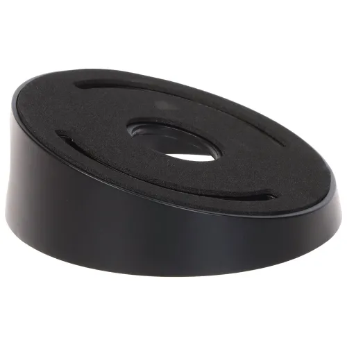 Czarny, okrągły uchwyt z otworem pośrodku, widziany z boku, z lekko pochyloną powierzchnią. Produkt wykonany z tworzywa sztucznego, z matowym wykończeniem.