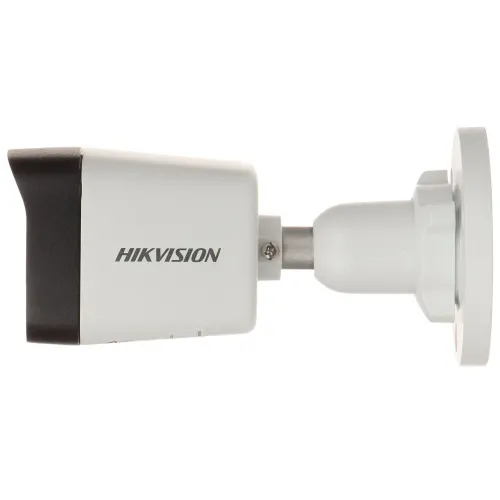 Kamera monitoringu Hikvision w kolorze białym z czarnym frontem, zamontowana na regulowanym uchwycie ściennym. Widok z boku ukazuje logo producenta na obudowie.