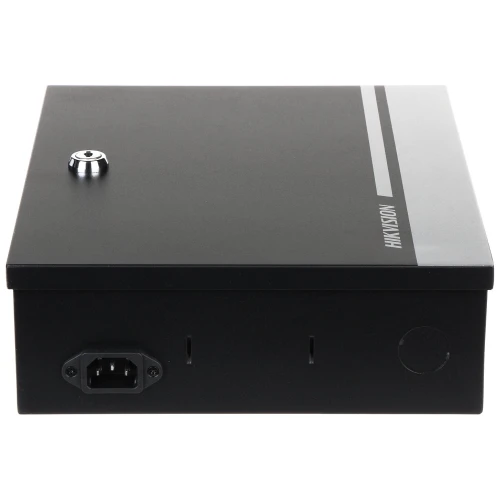 Czarny rejestrator wideo marki Hikvision z metalową obudową, wyposażony w zamek na klucz oraz port zasilania z tyłu. Na górnej powierzchni widoczny jest subtelny pasek oraz logo producenta.
