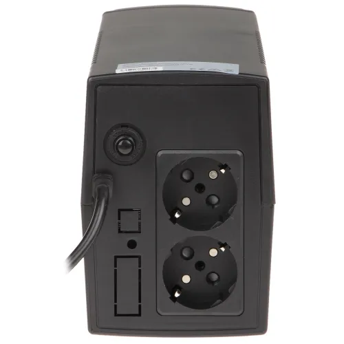 Na zdjęciu widoczny jest tył czarnego zasilacza awaryjnego UPS z dwoma gniazdami elektrycznymi typu E/F oraz kilkoma portami komunikacyjnymi. Urządzenie ma prostokątny kształt i jest wykonane z tworzywa sztucznego.