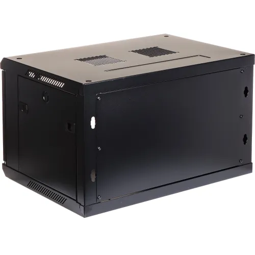 Czarna metalowa szafka rackowa z otworami wentylacyjnymi na górze i po bokach. Widok z tyłu pokazuje zamknięte drzwi i otwory montażowe.