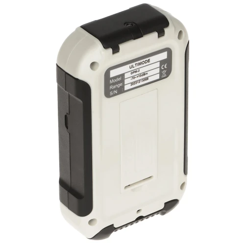 Urządzenie pomiarowe w kształcie prostokąta z zaokrąglonymi rogami, w kolorze białym z czarnymi elementami. Na tylnej stronie znajduje się etykieta z informacjami o modelu, zakresie i numerze seryjnym.