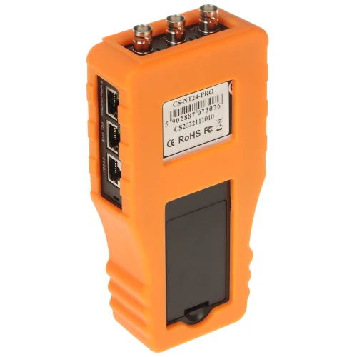 Na zdjęciu znajduje się pomarańczowe urządzenie testowe z kilkoma portami sieciowymi i złączami BNC na górze. Urządzenie posiada etykietę z numerem seryjnym i certyfikatami CE oraz RoHS.