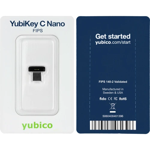 Na zdjęciu znajduje się klucz bezpieczeństwa YubiKey C Nano FIPS w opakowaniu, z widocznym portem USB-C. Obok opakowania znajduje się karta z informacjami o produkcie i kodem kreskowym.