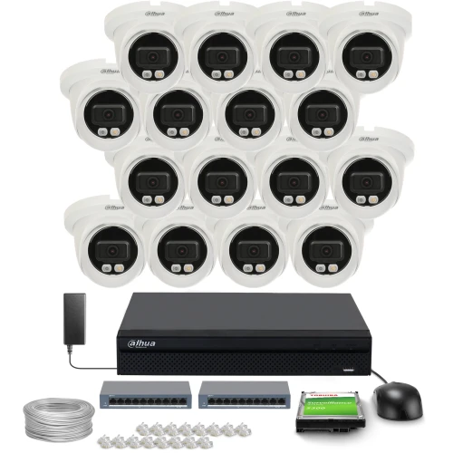 Zestaw do monitoringu składający się z szesnastu kamer kopułkowych, rejestratora, dwóch switchów, dysku twardego, myszki, zasilacza oraz kabli. Kamery i akcesoria są ułożone na białym tle, prezentując kompletny system zabezpieczeń.