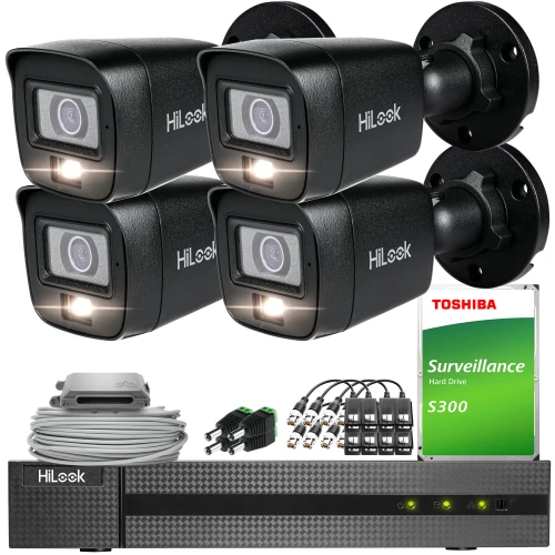 Zestaw do monitoringu składający się z czterech czarnych kamer HiLook, rejestratora, dysku twardego Toshiba oraz niezbędnych akcesoriów montażowych i kabli. Kamery mają kompaktowy design, a rejestrator posiada elegancką, ciemną obudowę.