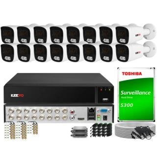 Zestaw do monitoringu składający się z rejestratora, dysku twardego Toshiba S300, dwunastu kamer oraz akcesoriów montażowych. Kamery są białe z czarnymi elementami, a rejestrator posiada liczne porty i złącza.