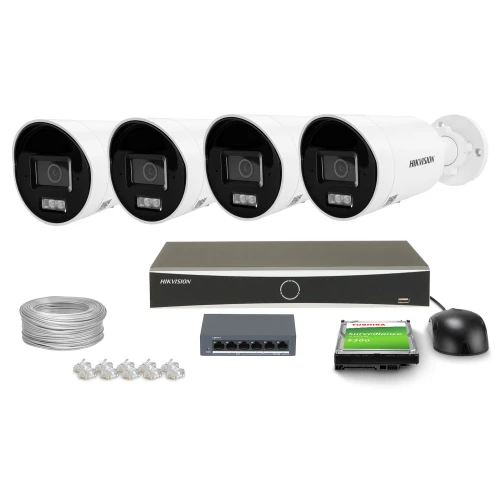 Zestaw do monitoringu składający się z czterech kamer, rejestratora, kabla, wtyków, dysku twardego i myszki. Kamery są białe z czarnymi elementami, a rejestrator ma prosty, nowoczesny design.