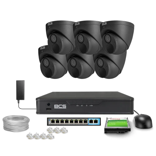 Na zdjęciu znajduje się zestaw do monitoringu, który obejmuje sześć czarnych kamer, rejestrator, dysk twardy, myszkę, kabel sieciowy oraz złącza RJ45. Wszystkie elementy są ułożone na białym tle, prezentując kompletny system nadzoru.