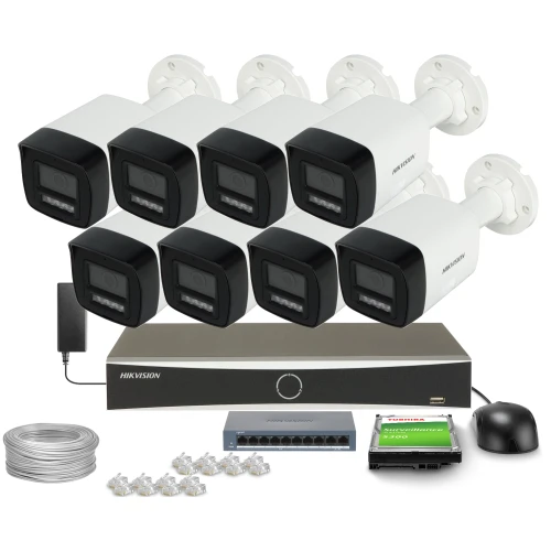 Zestaw do monitoringu składający się z ośmiu kamer Hikvision, rejestratora, kabla, złączy i karty pamięci. Kamery mają biało-czarną obudowę, a wszystkie elementy są ułożone na białym tle.