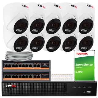 Zestaw do monitoringu IP składający się z dziesięciu białych kamer kopułkowych, dwóch przełączników sieciowych, dysku twardego Toshiba oraz rejestratora. W tle widoczny jest również zwinięty kabel sieciowy i zestaw złączek.