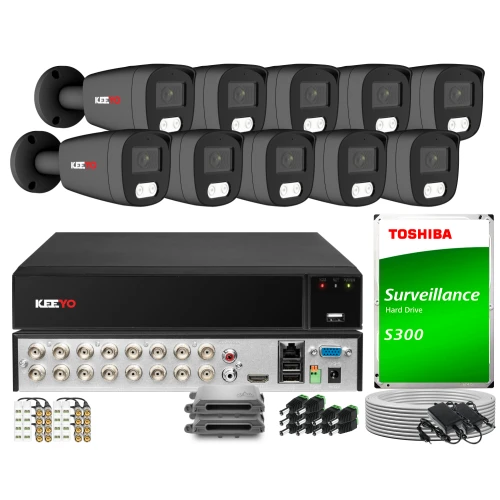 Zestaw do monitoringu składający się z ośmiu czarnych kamer, rejestratora oraz dysku twardego Toshiba S300. W zestawie znajdują się również kable, złącza i akcesoria montażowe.