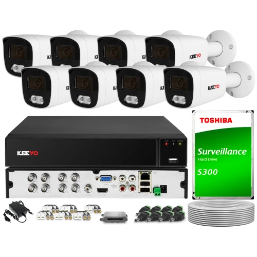 Zestaw do monitoringu składający się z ośmiu białych kamer, rejestratora, dysku twardego Toshiba oraz akcesoriów montażowych. Elementy są rozmieszczone na białym tle, prezentując kompletny system zabezpieczeń.
