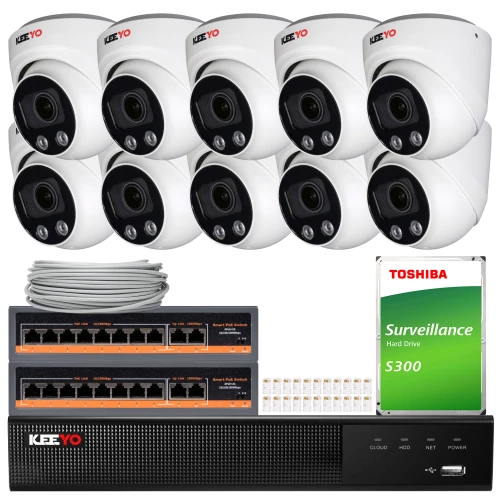 Zestaw do monitoringu składający się z ośmiu białych kamer kopułkowych, dwóch przełączników sieciowych, dysku twardego Toshiba oraz rejestratora. W tle widoczny jest również zwinięty kabel i zestaw złączek.