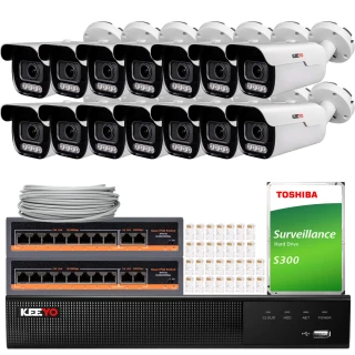 Zestaw do monitoringu składający się z dwunastu kamer, dwóch switchów, dysku twardego Toshiba oraz rejestratora Keeyo. W tle widoczny jest również zwinięty kabel i zestaw złączek.