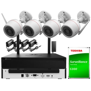 Zestaw do monitoringu Wi-Fi składający się z czterech białych kamer, rejestratora oraz dysku twardego Toshiba S300. Kamery są wyposażone w uchwyty montażowe, a rejestrator posiada różne porty do podłączenia urządzeń.