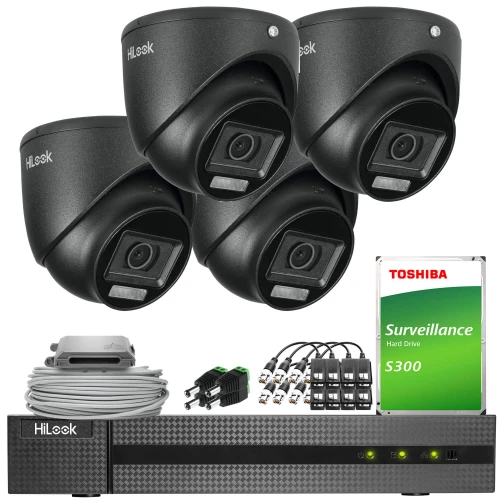 Zestaw do monitoringu składa się z czterech kamer HiLook, rejestratora, dysku twardego Toshiba oraz akcesoriów montażowych. Elementy są ułożone na białym tle, prezentując kompletny system zabezpieczeń.
