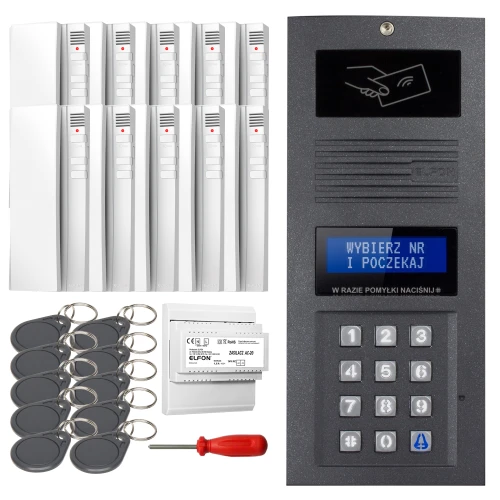 Zestaw domofonowy cyfrowy składający się z panelu z klawiaturą numeryczną, wyświetlaczem i czytnikiem kart zbliżeniowych, kilku białych unifonów, breloków zbliżeniowych, śrubokręta oraz modułu zasilającego. Panel domofonu ma ciemną obudowę i wyświetla komunikat "WYBIERZ NR I POCZEKAJ".