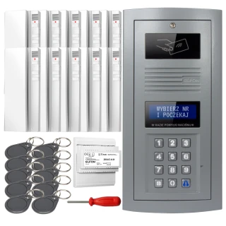 Zestaw domofonowy cyfrowy składający się z panelu z klawiaturą numeryczną, wyświetlaczem i czytnikiem kart zbliżeniowych, kilku breloków RFID, śrubokręta oraz modułu zasilającego. W tle widoczne są białe unifony do komunikacji wewnętrznej.