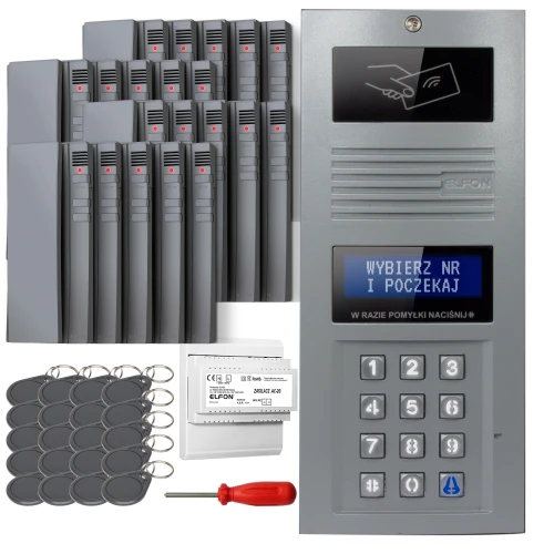 Zestaw domofonowy cyfrowy składający się z panelu z klawiaturą numeryczną, wyświetlaczem oraz czytnikiem kart zbliżeniowych, a także kilku breloków, modułów i śrubokręta. Panel posiada instrukcję na wyświetlaczu oraz miejsce na przyłożenie karty.