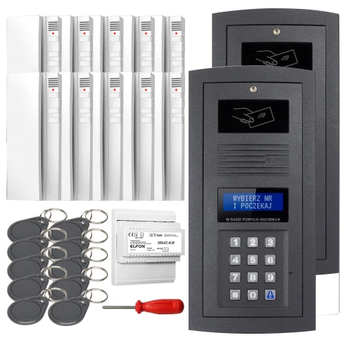 Zestaw domofonowy cyfrowy składa się z panelu z klawiaturą numeryczną, wyświetlaczem oraz czytnikiem kart zbliżeniowych, a także kilku breloków RFID, śrubokręta i modułu elektronicznego. W tle widoczne są białe unifony do montażu wewnętrznego.