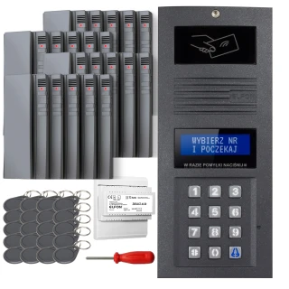 Zestaw domofonowy składający się z panelu z klawiaturą numeryczną, wyświetlaczem i czytnikiem kart, a także z kilkunastu breloków RFID, śrubokręta i modułu elektronicznego. Panel jest w kolorze ciemnoszarym, a breloki i moduł są w odcieniach szarości i bieli.