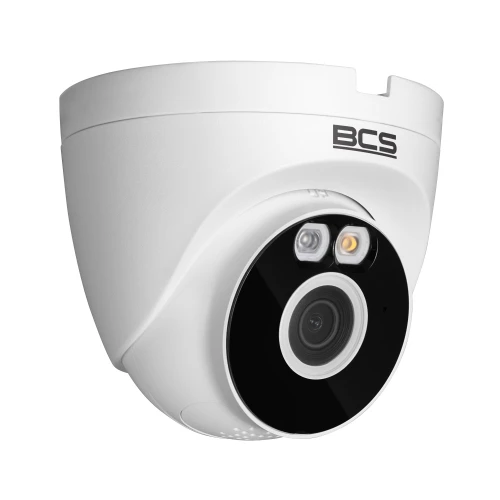 Na zdjęciu znajduje się biała, zewnętrzna kamera WiFi o rozdzielczości 4 MPx z logo BCS, wyposażona w obiektyw i dwa dodatkowe sensory. Kamera ma nowoczesny, kopułowy design z czarnym panelem wokół obiektywu.