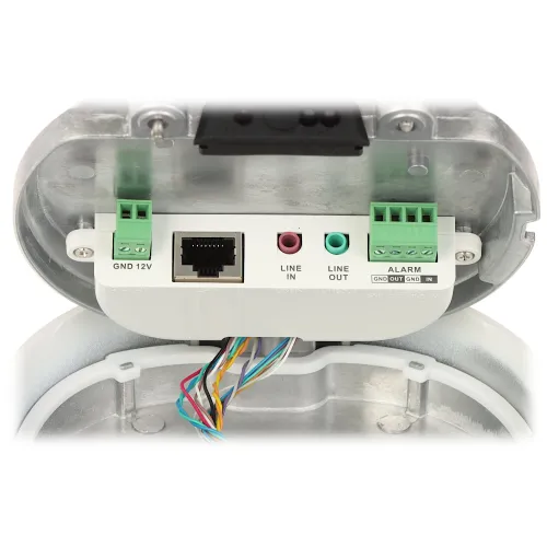 Zdjęcie przedstawia zbliżenie na panel złącz kamery, zawierający porty Ethernet, audio oraz złącza alarmowe. Widać również kolorowe przewody podłączone do złączy wewnątrz obudowy.