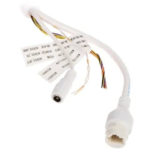 Zdjęcie przedstawia zestaw kabli z różnymi złączami, w tym złączem RJ45 i okrągłym złączem zasilania. Kable są oznaczone etykietami z opisami funkcji, a ich końcówki są widoczne na białym tle.