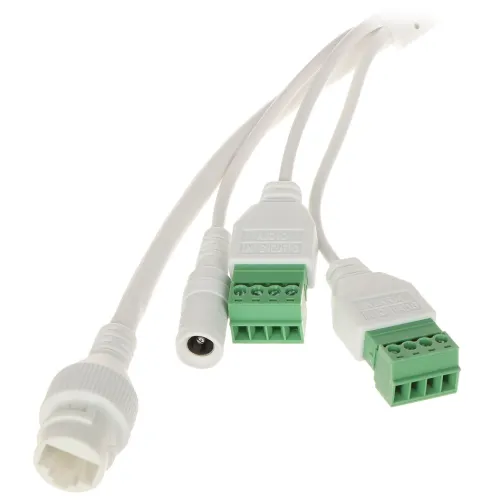 Zdjęcie przedstawia biały kabel rozdzielający z trzema różnymi złączami na końcach, w tym dwoma zielonymi terminalami śrubowymi i jednym białym złączem cylindrycznym. Kabel jest sfotografowany na białym tle, co podkreśla jego szczegóły i kolory.