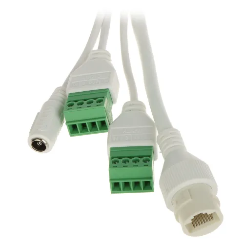 Zdjęcie przedstawia zestaw białych kabli z różnymi złączami, w tym zielonymi terminalami śrubowymi oraz złączem RJ-45. Kable są oznaczone napisami "AUDIO" i "ALARM", co sugeruje ich zastosowanie w systemach audio i alarmowych.