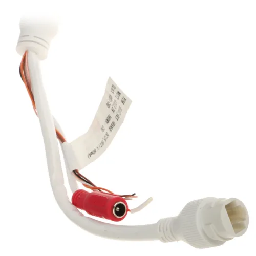 Zdjęcie przedstawia biały kabel z dwoma różnymi złączami na końcach, jednym z nich jest czerwone złącze RCA. Kabel posiada również etykietę z nadrukowanymi informacjami technicznymi.