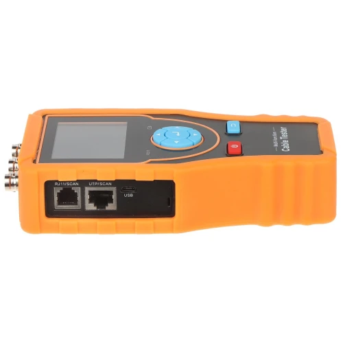Na zdjęciu znajduje się pomarańczowy tester kabli z wyświetlaczem i przyciskami na górze. Urządzenie posiada złącza RJ11/SCAN, RJ45/SCAN oraz USB na boku.