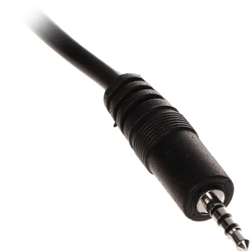 Zbliżenie na czarny kabel z wtykiem jack 3,5 mm, widoczny na białym tle. Wtyk ma metalową końcówkę i żebrowaną osłonę.