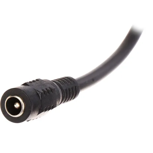 Zbliżenie na czarne złącze zasilania z widocznym gniazdem na końcu kabla. Kabel jest elastyczny i ma teksturowaną powierzchnię dla lepszego chwytu.